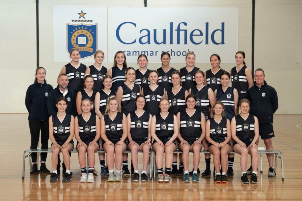 2019 Girls Football Team including Maysen Duffy